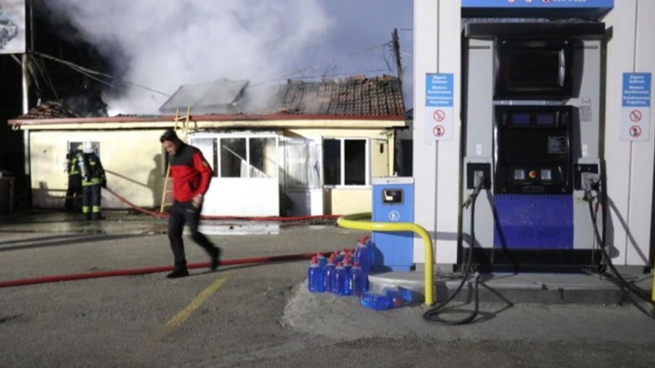 Benzin istasyonu bitişiğinde korkutan ev yangını