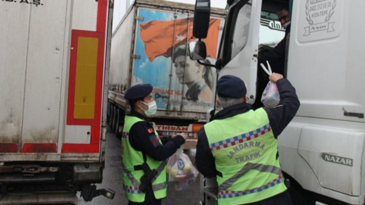 İstanbul'a geçişi yasaklanan tır sürcülerine jandarmadan kumanya