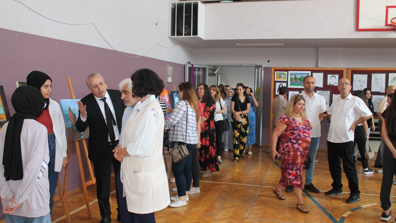 Adapazarı Hacı Zehra Akkoç Kız Anadolu Lisesi'nde sene sonu etkinliği