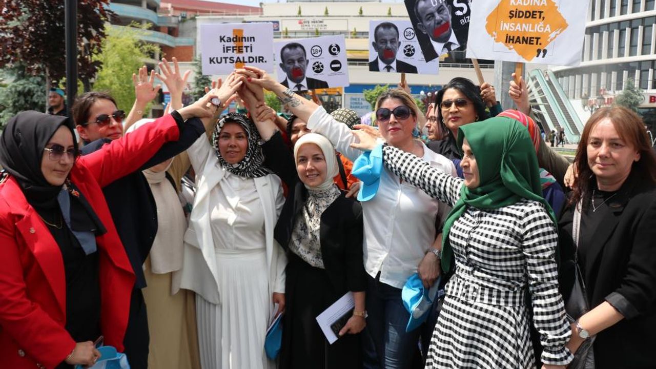 Kadınlar Başkan Özcan'ı protesto etti, o da dans ederek karşılık verdi