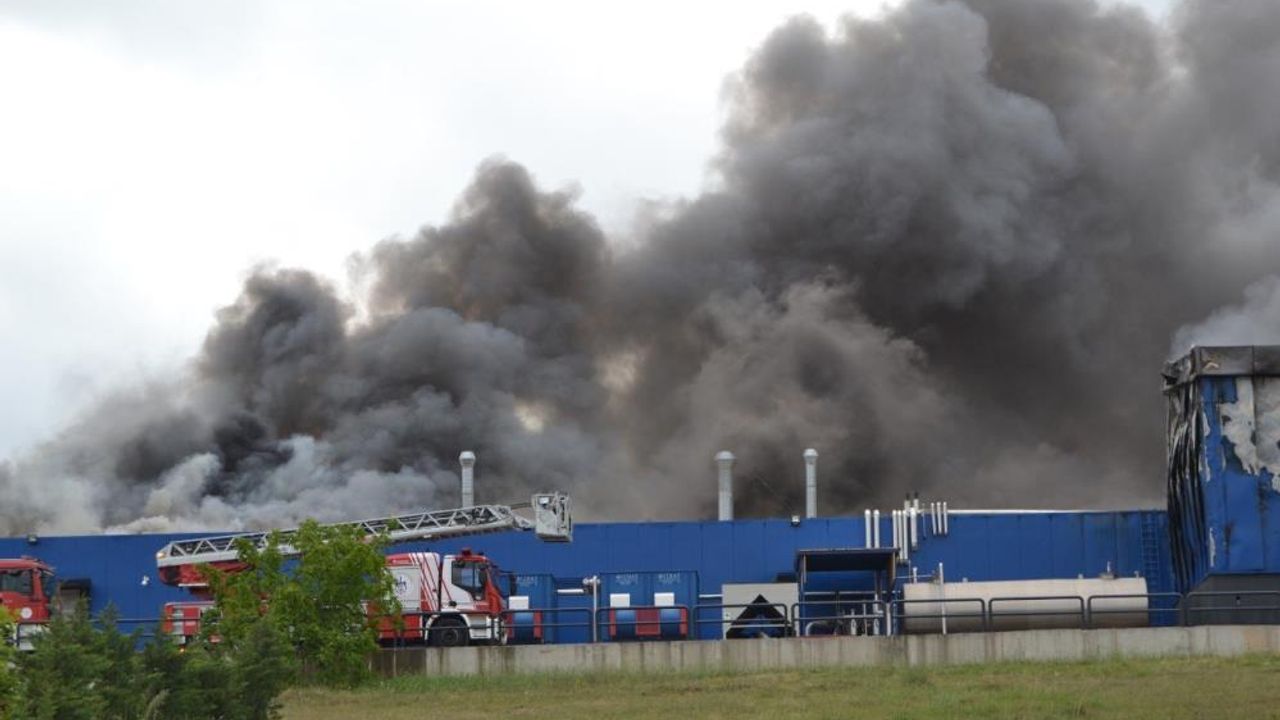 Vali Yavuz, yanan fabrikada incelemelerde bulunuyor