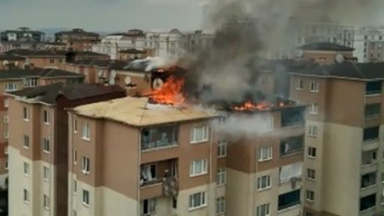 Binanın çatısı alev alev yandı, vatandaşlar sokağa döküldü