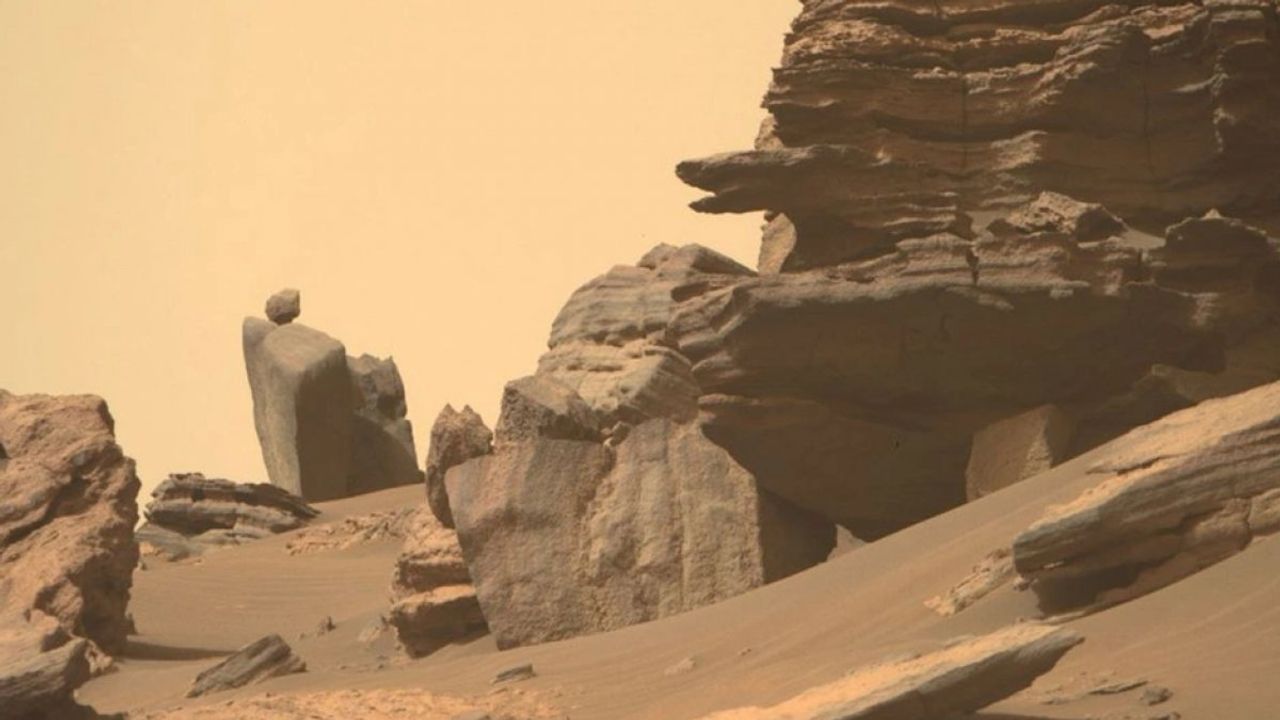 Mars'taki tuhaf kayalar görüntülendi