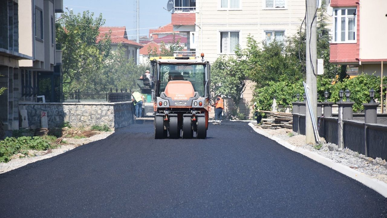 Karasu'da yol düzenleme ve sıcak asfalt çalışmaları devam ediyor