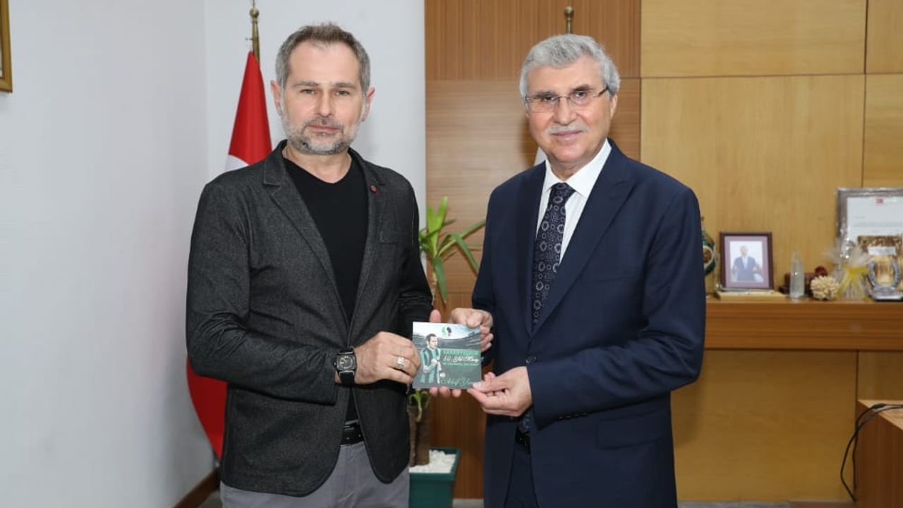 Akif Yener, Başkan Yüce’ye albümünü takdim etti