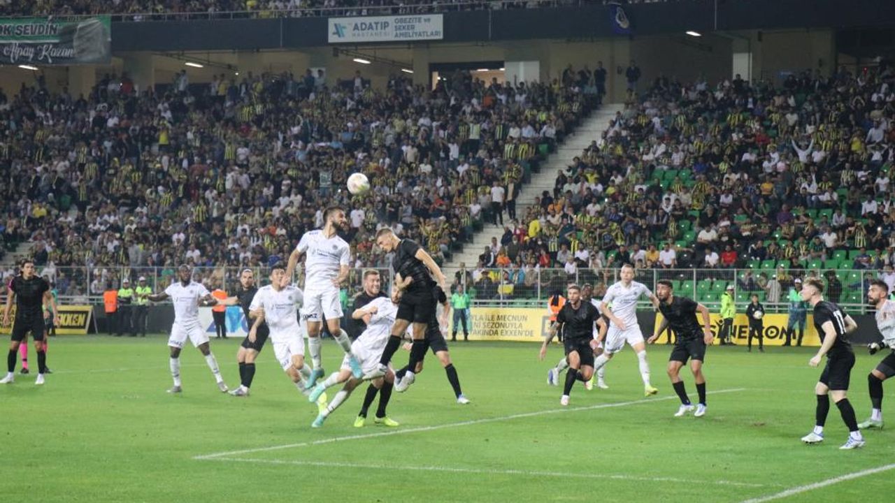 Fenerbahçe 2-0'lık galibiyetle sahadan ayrıldı