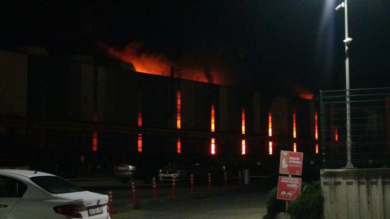 Kocaeli'de demir çelik fabrikasında korkutan yangın
