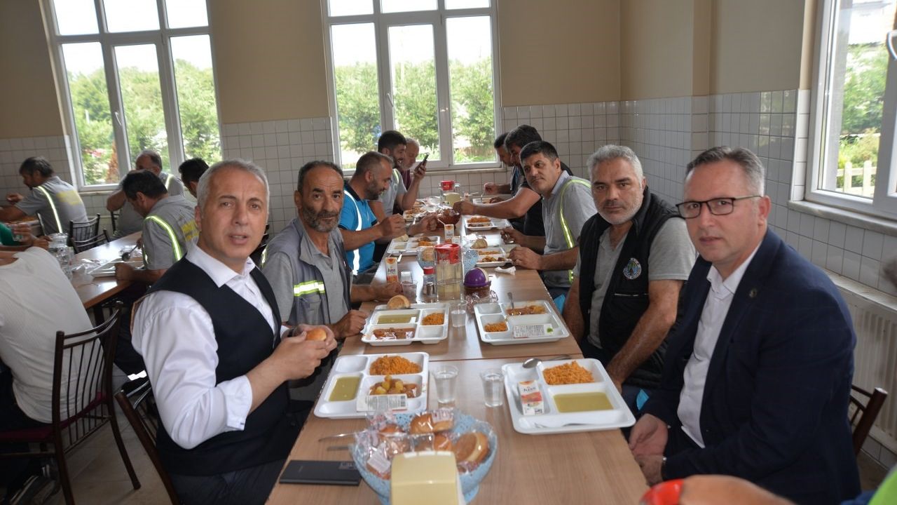 Başkan Babaoğlu ve Namlı, personelle yemek yedi