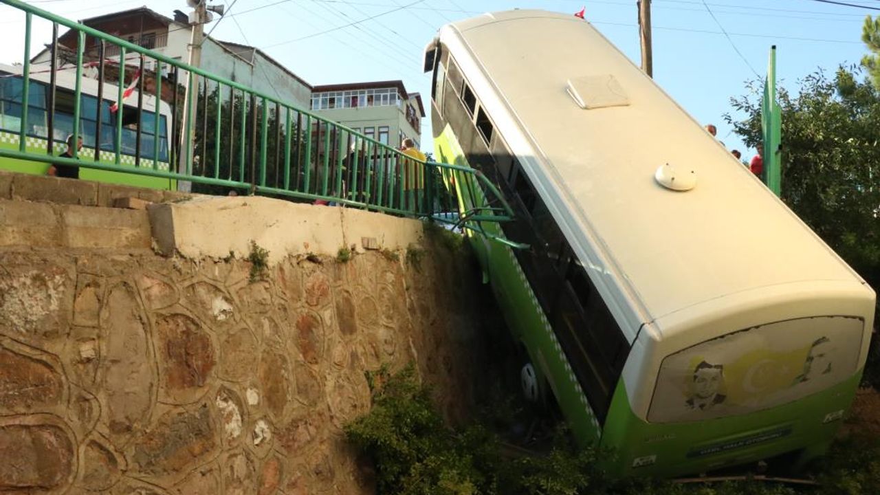 Halk otobüsü rampayı çıkamayıca bahçeye uçtu: 8 yaralı