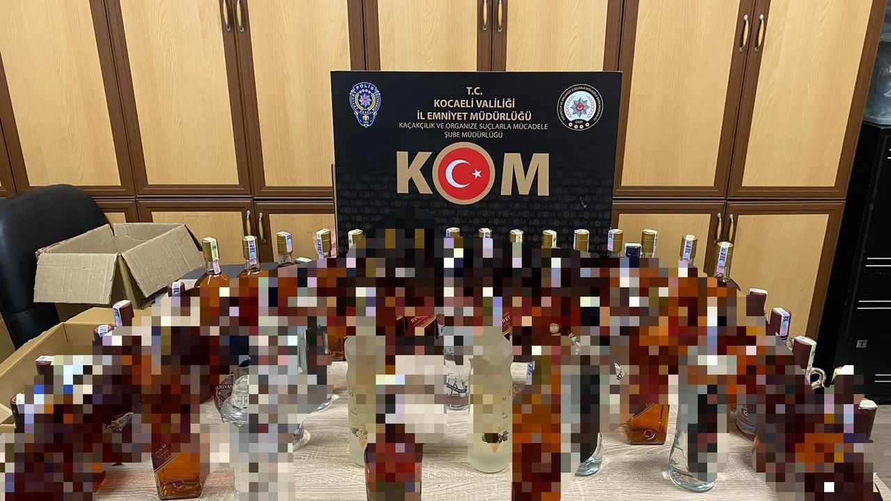 Durdurulan araçtan 42 şişe kaçak alkol çıktı