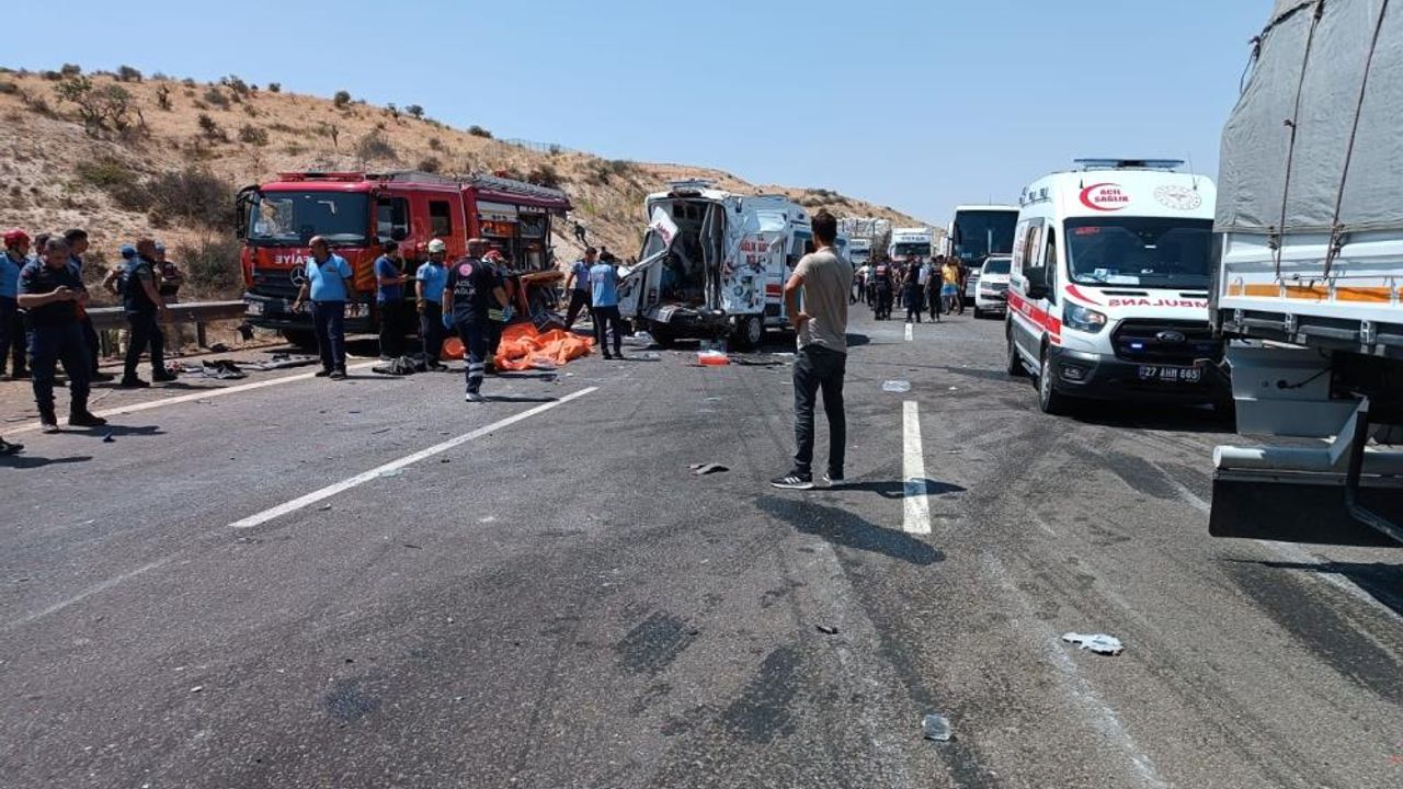 Yolcu otobüsü ambulansla çarpıştı 16 ölü