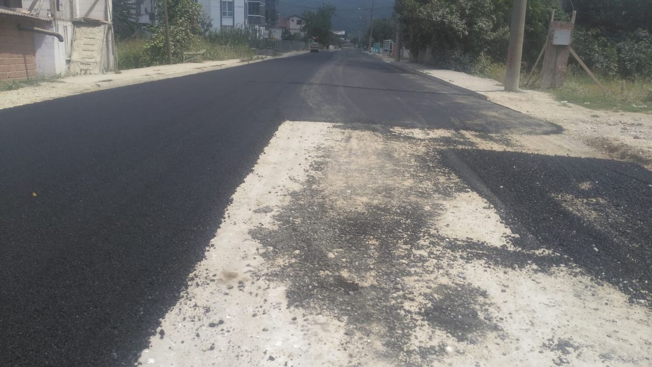 Mahalle halkı eylem yapmıştı... Büyükşehir Akyazı’da o caddeyi asfaltlıyor