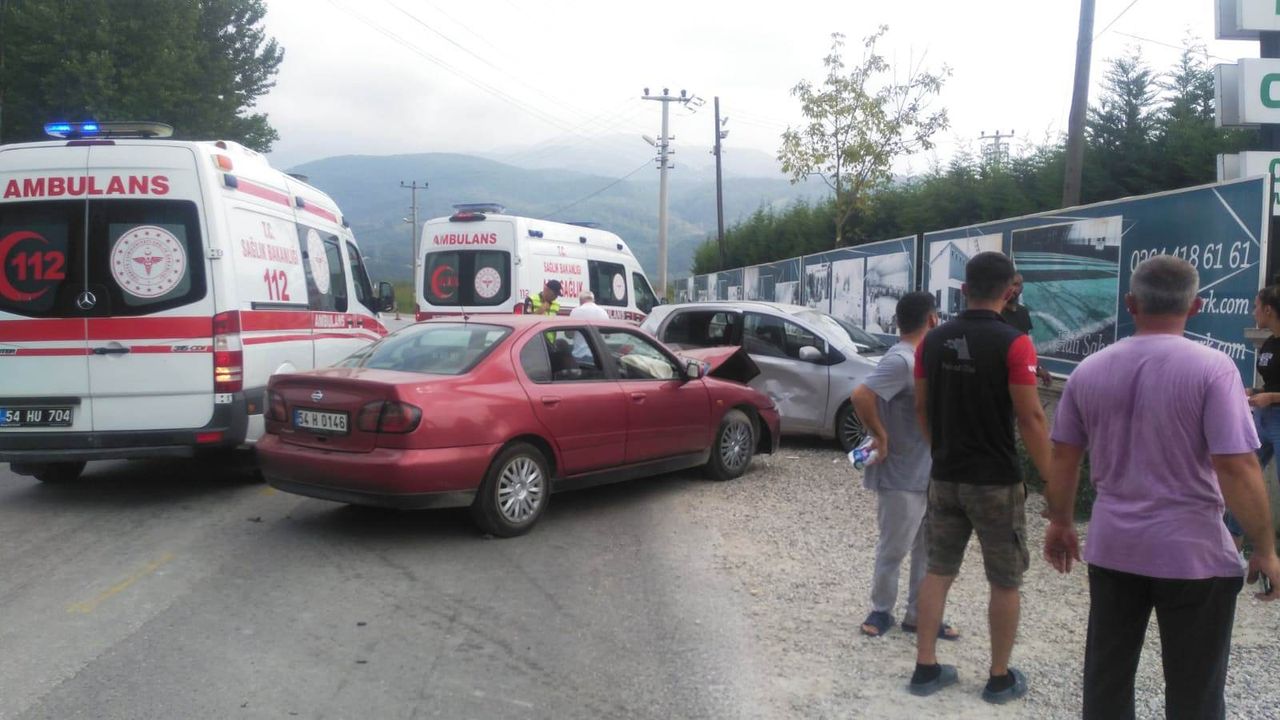 Akyazı'da kaza: 2’si çocuk 4 yaralı