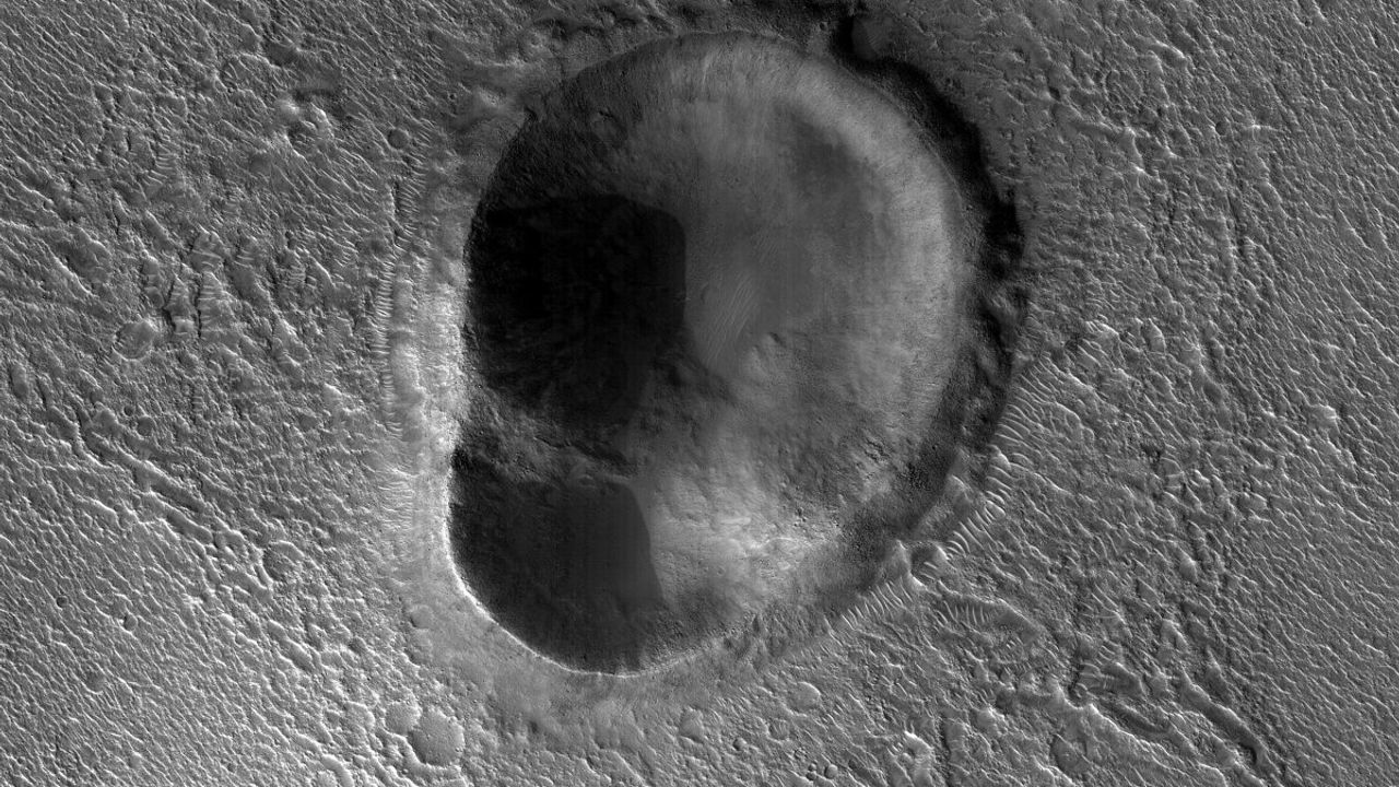 Mars'ta tespit edilen garip bir krater, insan kulağına oldukça benziyor.