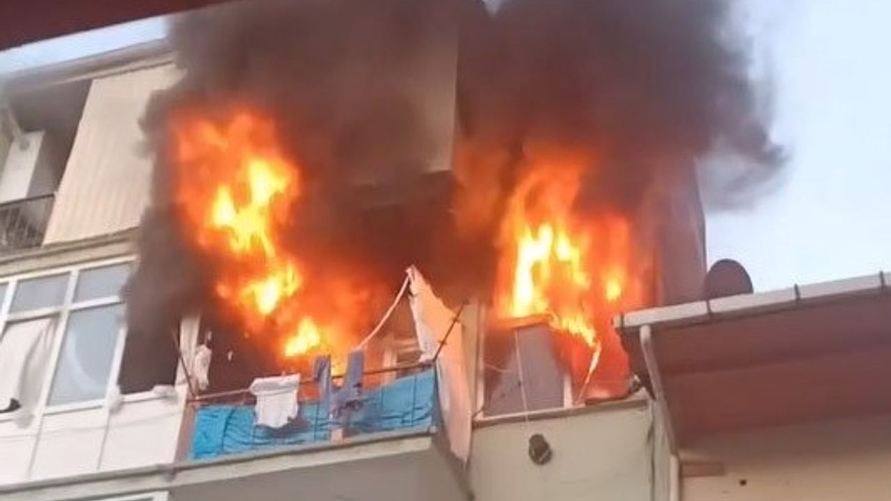 Alev alev yanan evden camı kırarak kurtuldu