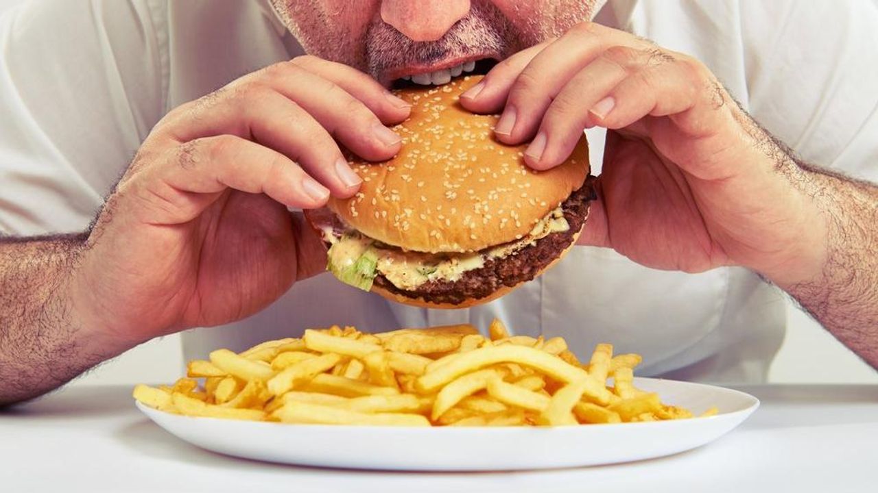 Her gün hamburger ve patates kızartması yemek Alzheimer riskini artırıyor
