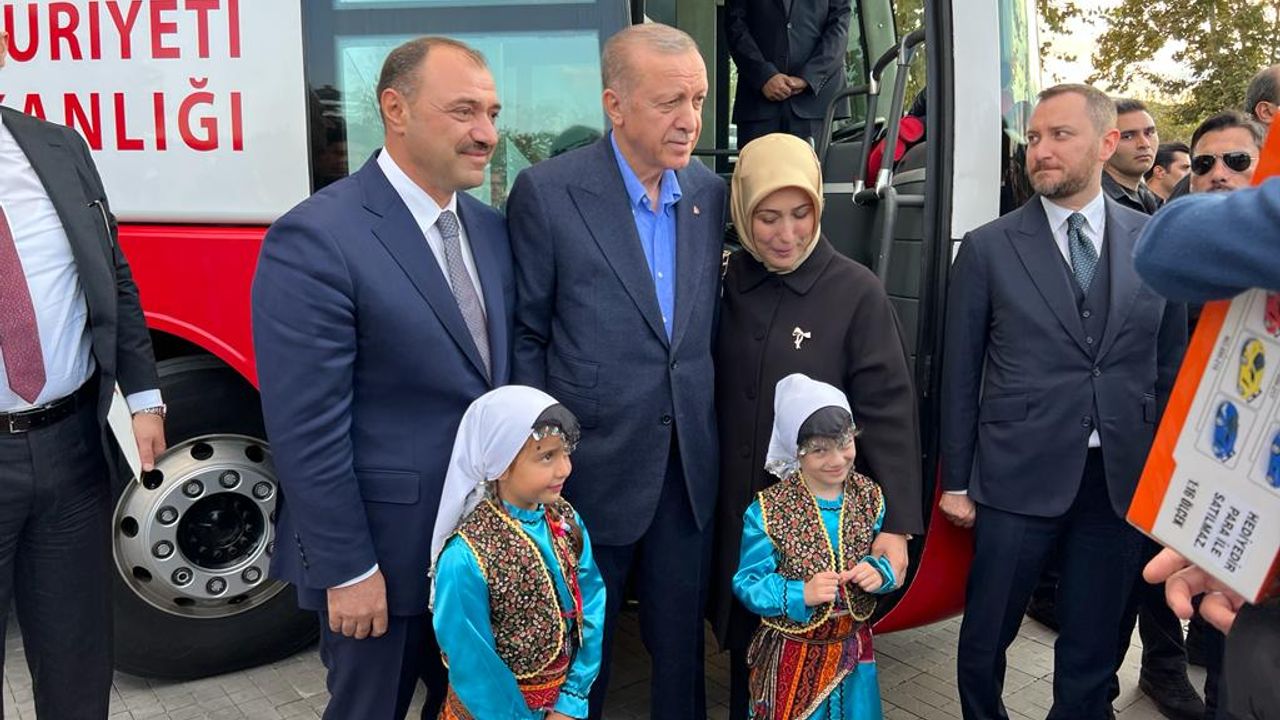 Cumhurbaşkanı Erdoğan’ı Akyazılı çocuklar karşıladı