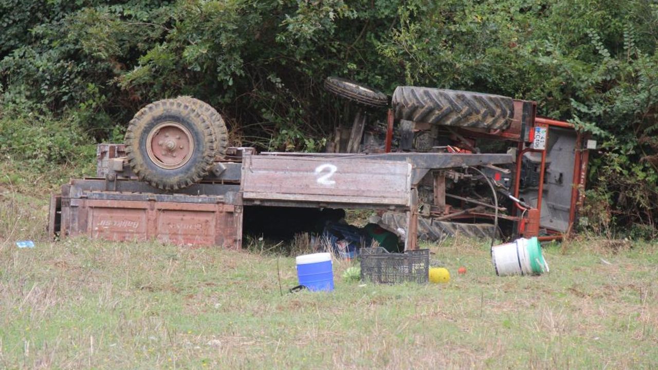 Fındıktan eve dönen ailenin içerisinde bulunduğu traktör devrildi: 1 ölü, 4 yaralı
