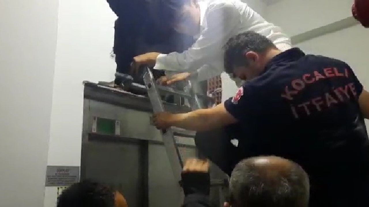 Bir saatlik asansör kabusuna itfaiye ekipleri son verdi