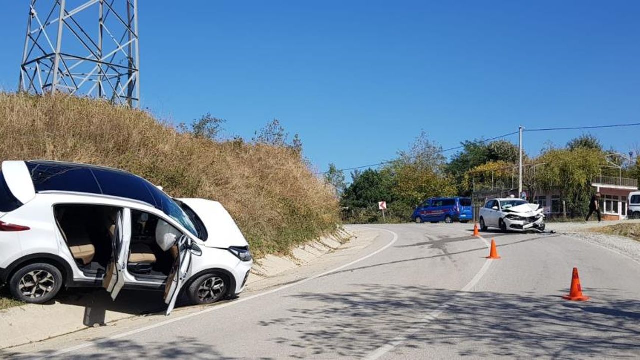 Yalova’da ciple otomobil kafa kafaya çarpıştı: 2 yaralı