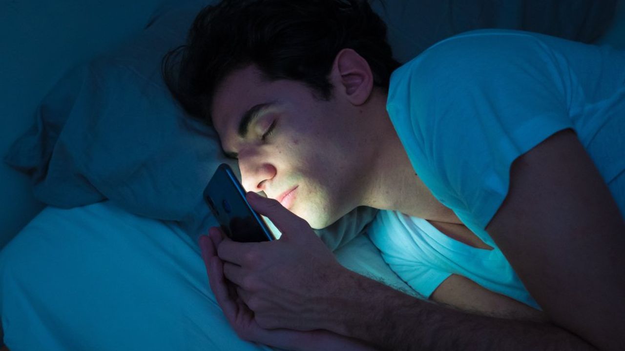 YouTube gençlerin daha az uyumasına neden oluyor