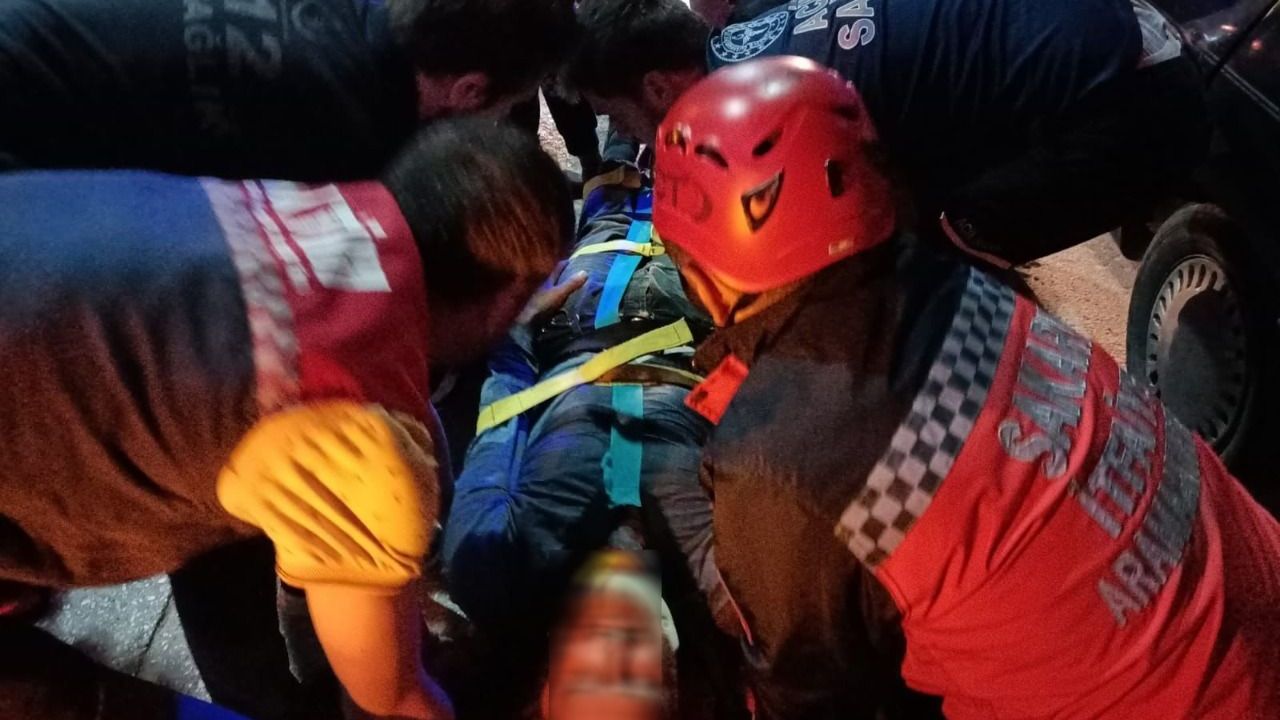 Akyazı'da kaza: Aracın içinde sıkıştı