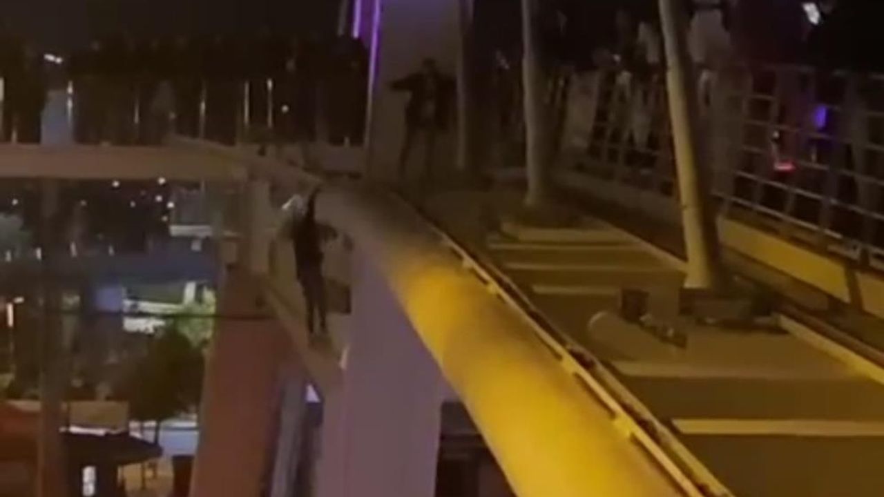 Genç kız köprüden atladı, aşağıda bekleyen polisler tuttu