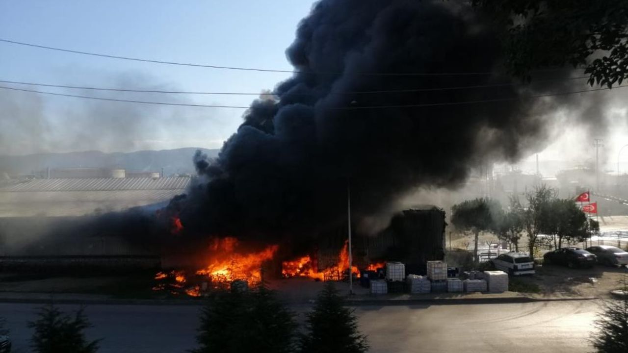 Kocaeli'de bir petrol firması alev alev yanıyor