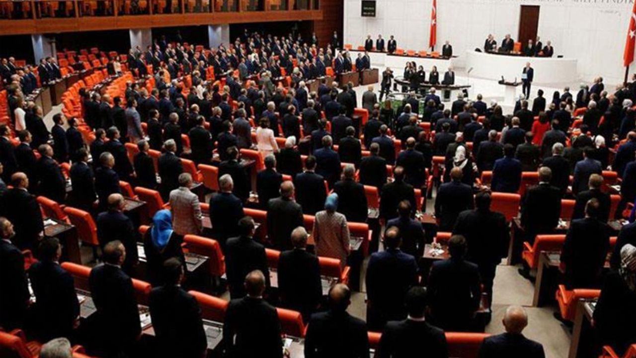 CHP, başörtüsüyle ilgili 3 maddelik kanun teklifini Meclis Başkanlığı'na sundu