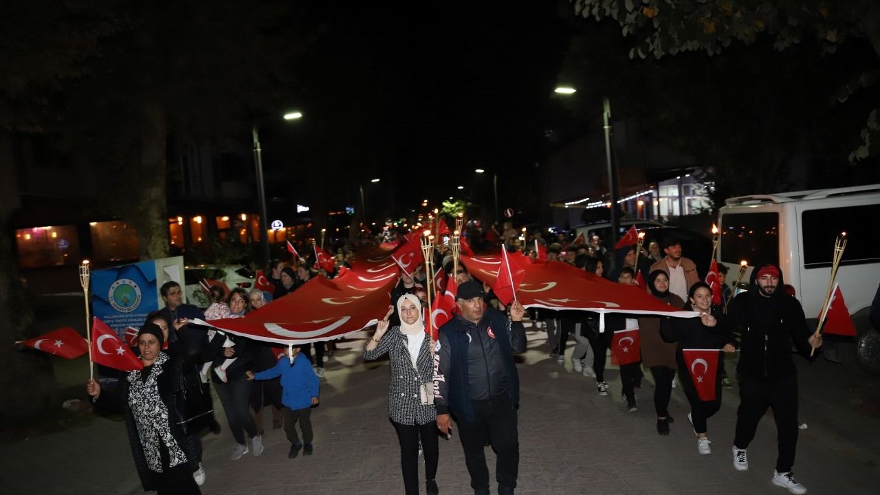 Hendek'te ‘fener alayı’ yürüyüşü yapıldı