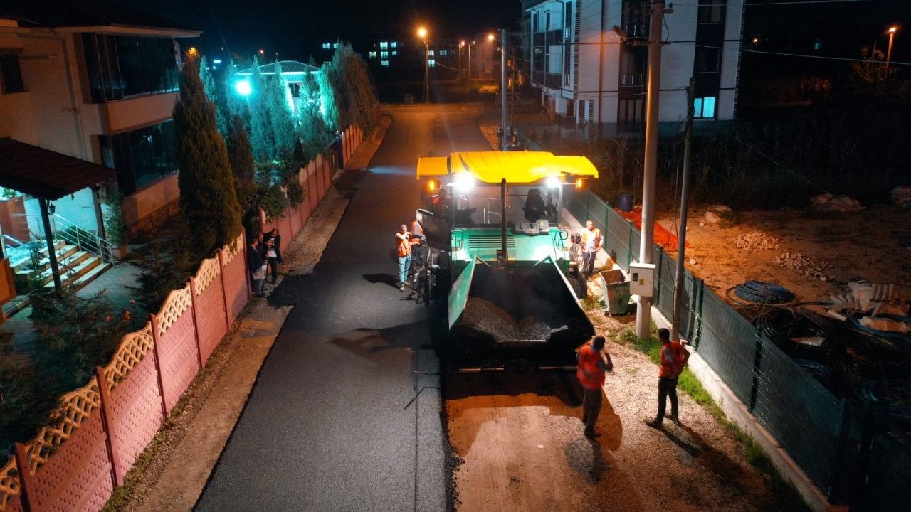 Akyazı’da asfalt çalışmaları gece-gündüz sürüyor