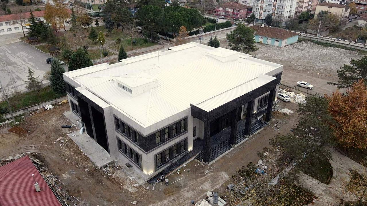 Arifiye Belediyesi yeni belediye hizmet binası tamamlanıyor