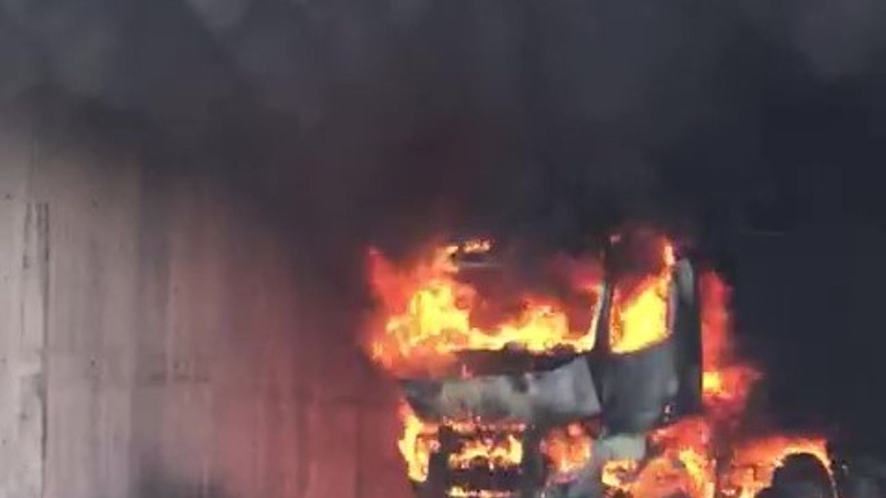 Tamire giden kamyon D-100’de alev alev yandı
