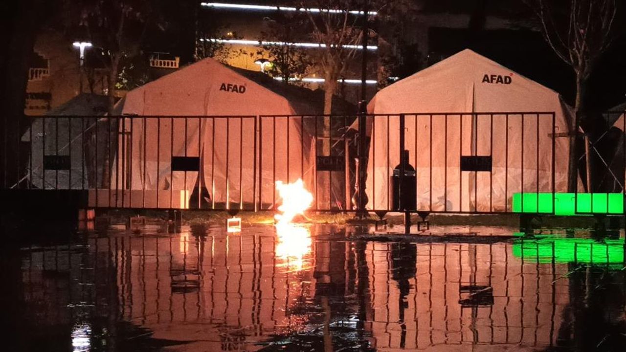 Depremzedeler için kurulan çadırkentte yangın