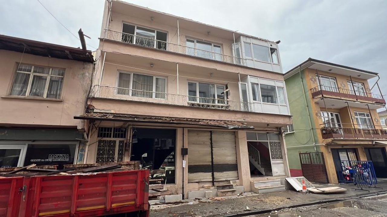 Deprem bölgesinde ağır hasarlı ilk evin yıkımına başlandı