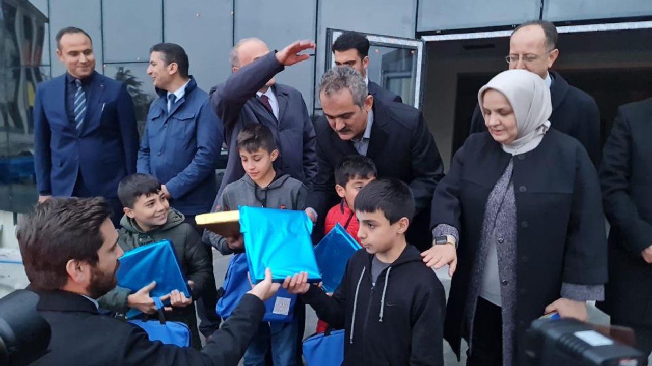 Bakan Özer'den deprem bölgesindeki çocuklara tablet hediyesi