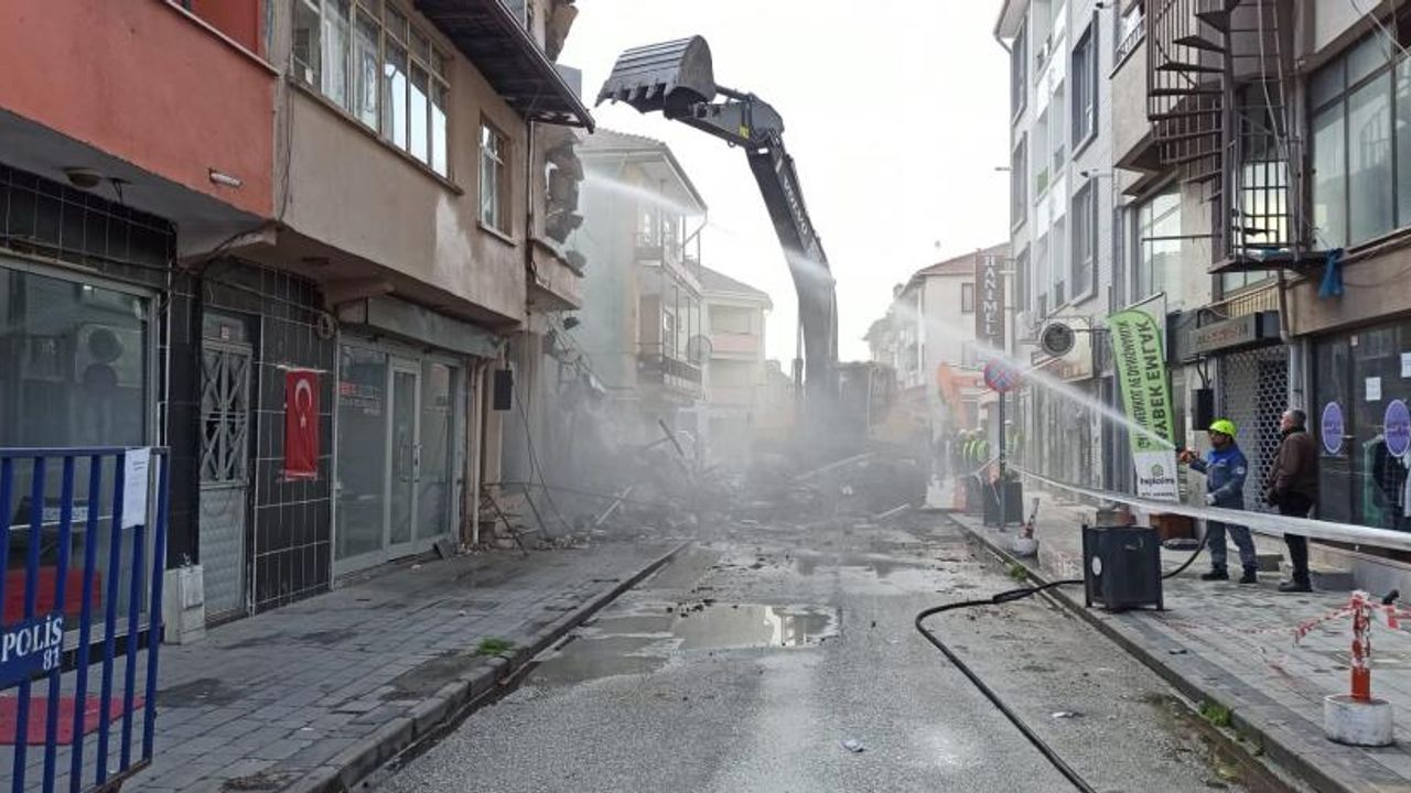 Düzce'de ağır hasarlı binaların yıkımına başlandı