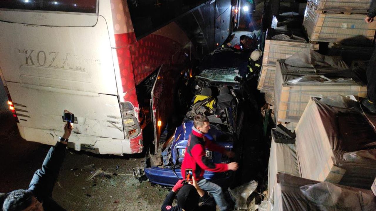Kocaeli'de seyir halinde tartışan iki otomobil sürücüsü çarpıştı: 1'i ağır 5 yaralı