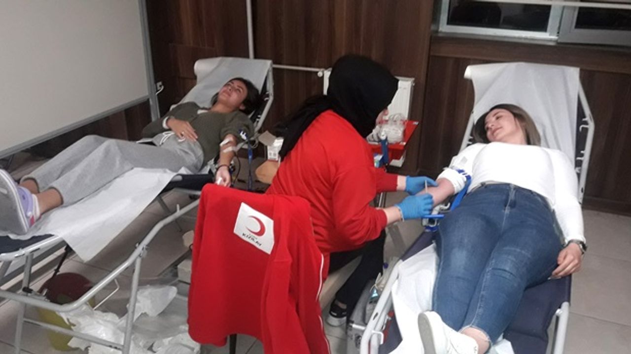 Öğrencilerden Kızılay'a 60 ünite kan bağışı