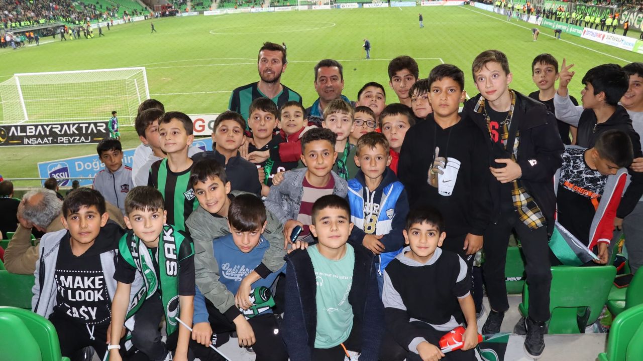 Sakaryasporlu futbolculardan Nehrin Öğretmenlerine galibiyet hediyesi