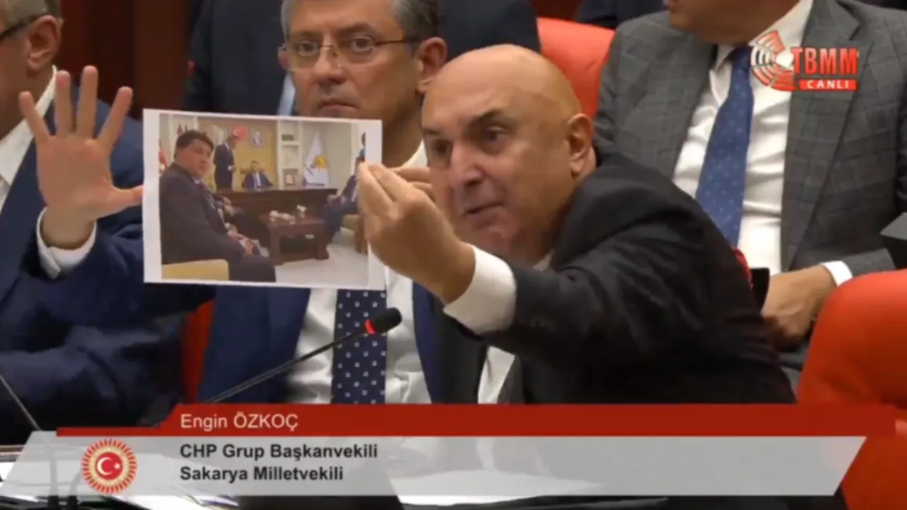 CHP'li Özkoç gösterdi! Fuat Oktay'ın uyuşturucu ile yakalanan isimle çekilen fotoğrafları Meclis gündemine oturdu