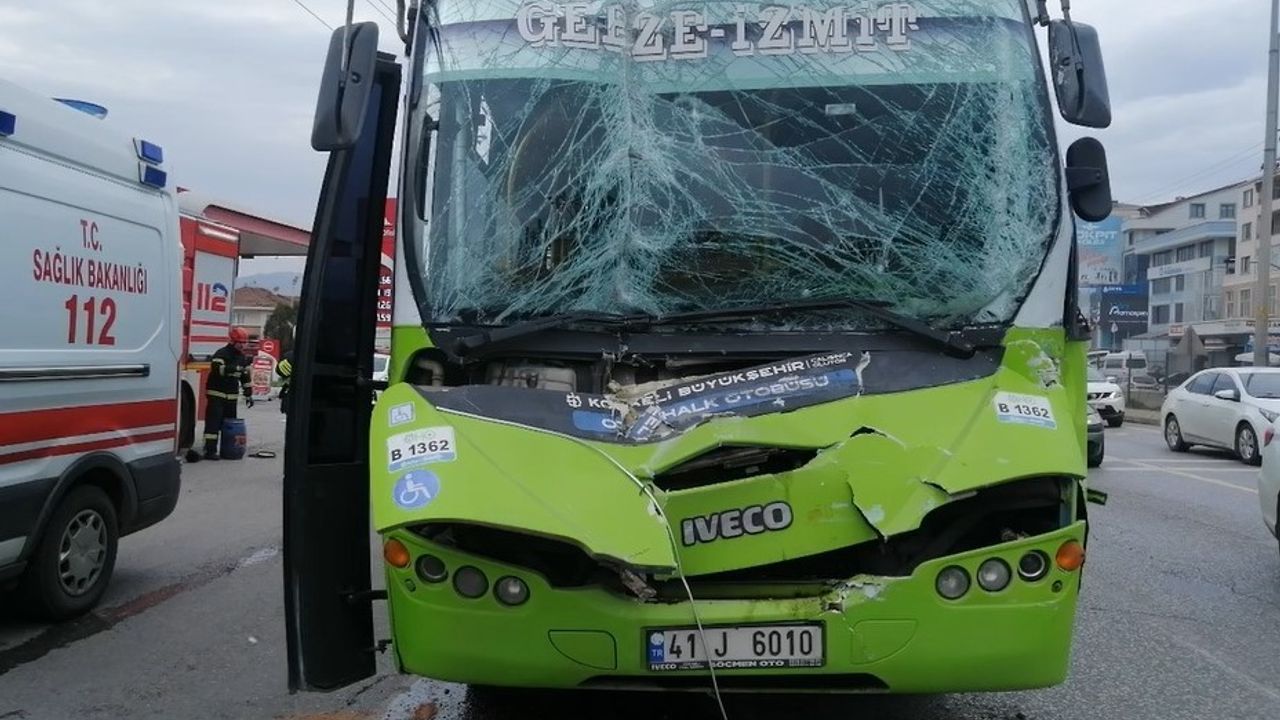 D-100’de halk otobüsü tıra çarptı: 7 yaralı