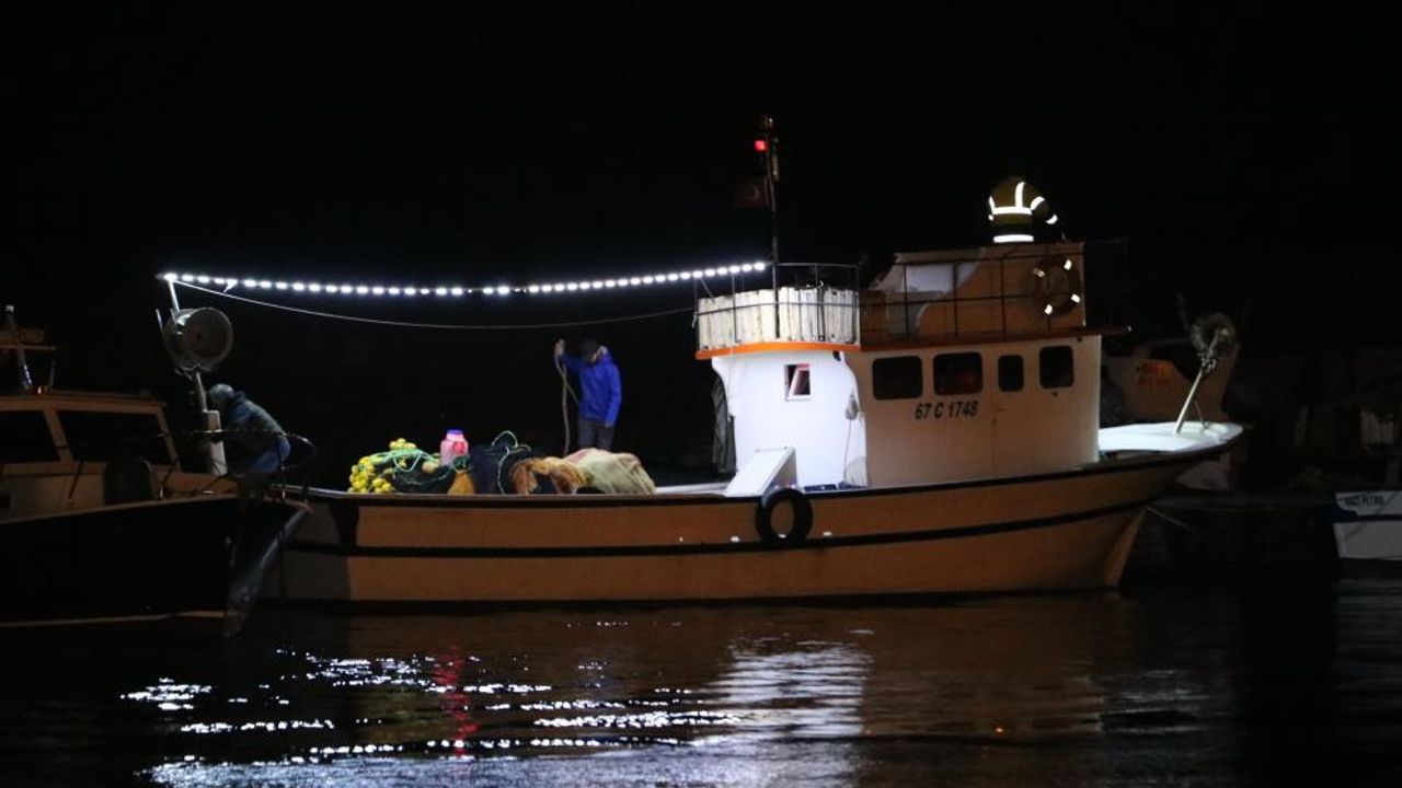 Balıkçı teknesinden düşen tayfa aranıyor