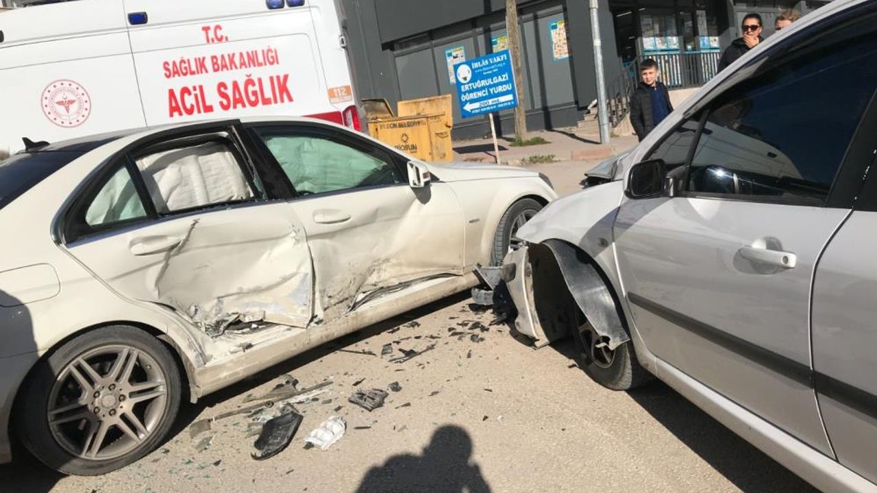 Bilecik'te yaşanan trafik kazasında 3 kişi yaralandı