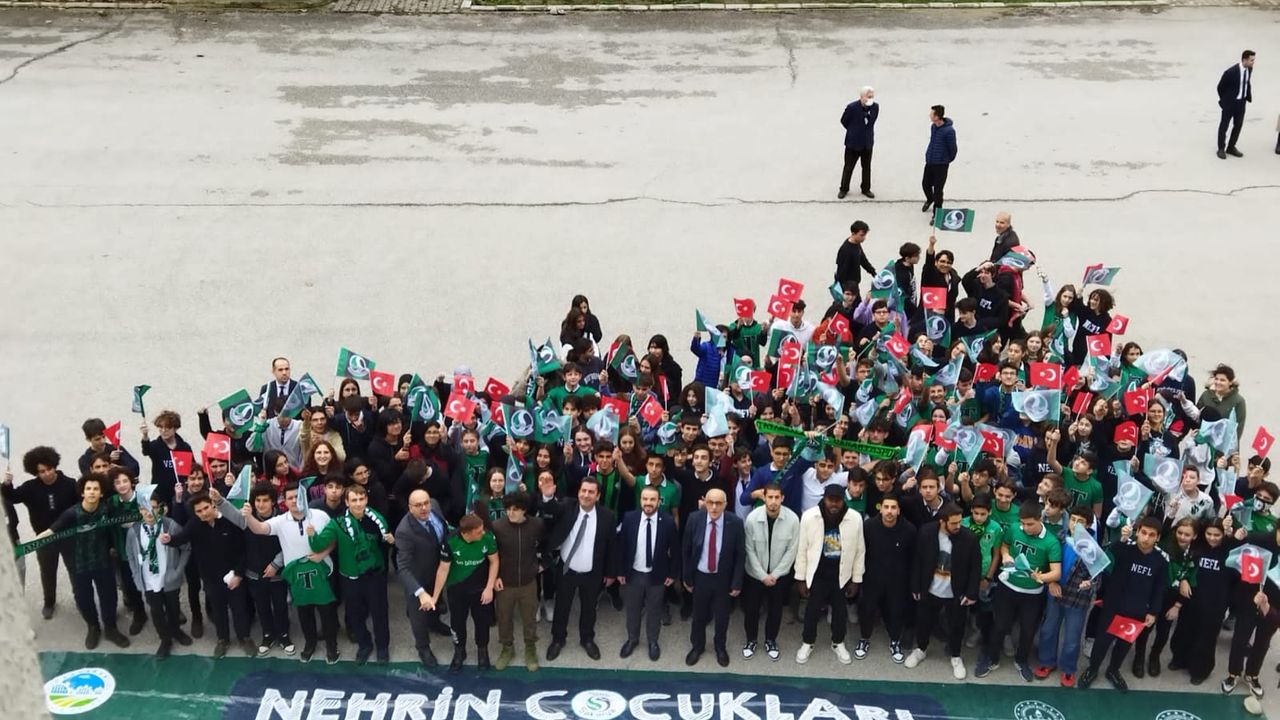 Sakaryasporlu futbolcular Necmettin Erbakan Fen Lisesinde söyleşi gerçekleştirdi