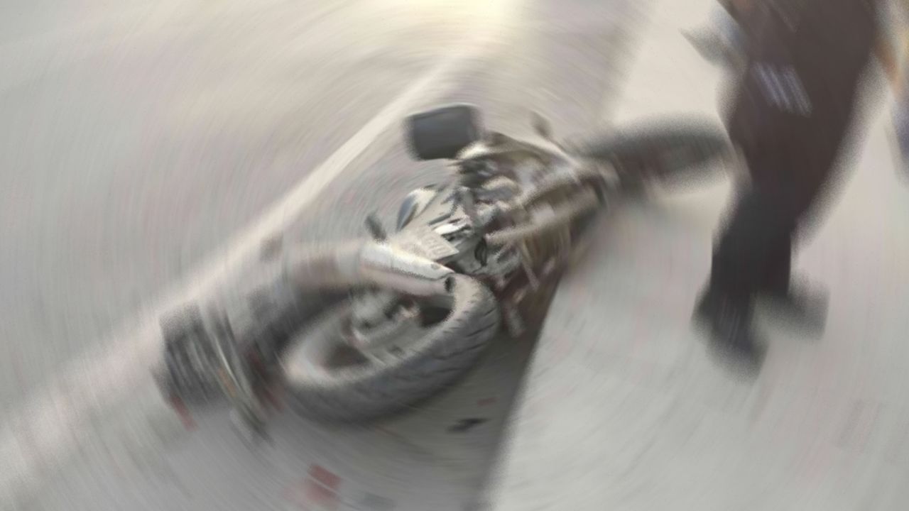 Bilecik'te motosikletin çarptığı yaya ve sürücüsü yaralandı