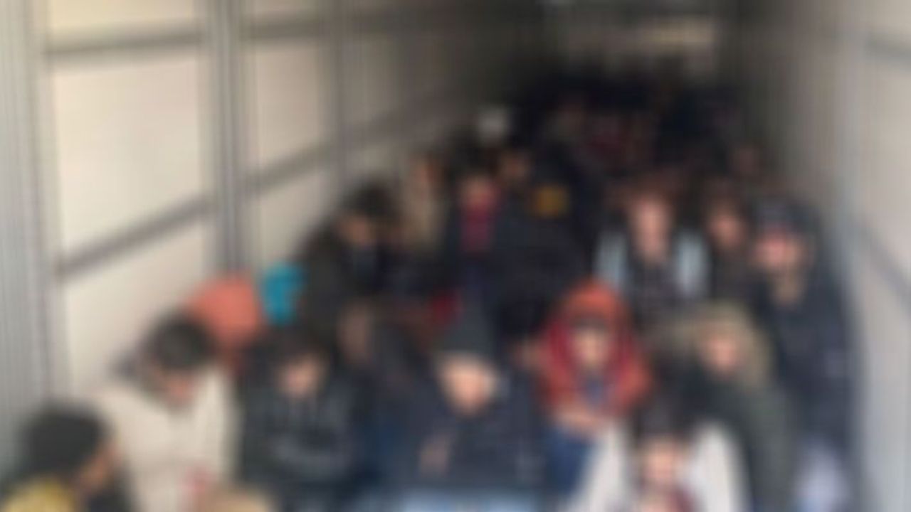 Tırın dorsesinden 95 kaçak göçmen çıktı