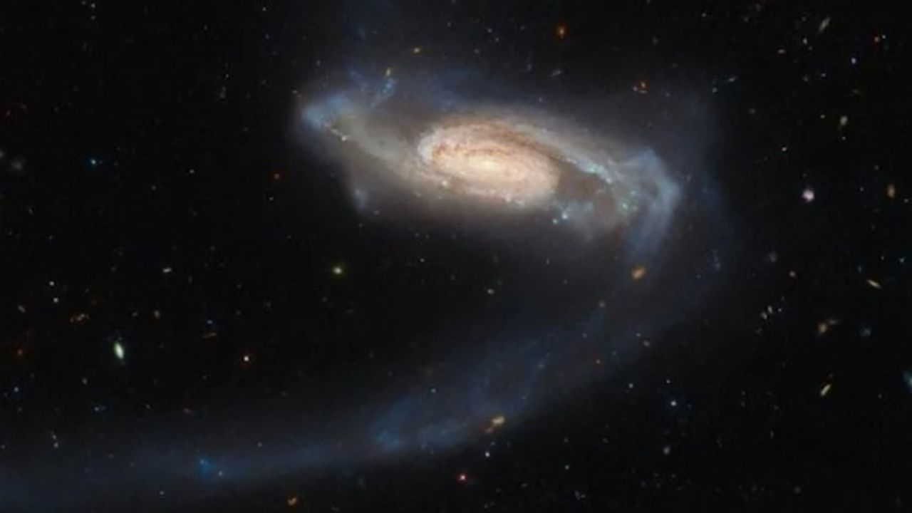 Hubble Uzay Teleskobu tuhaf kollu yeni bir galaksi keşfetti