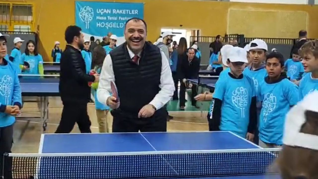 Vali ceketini çıkarıp öğrencilerle masa tenisi oynadı