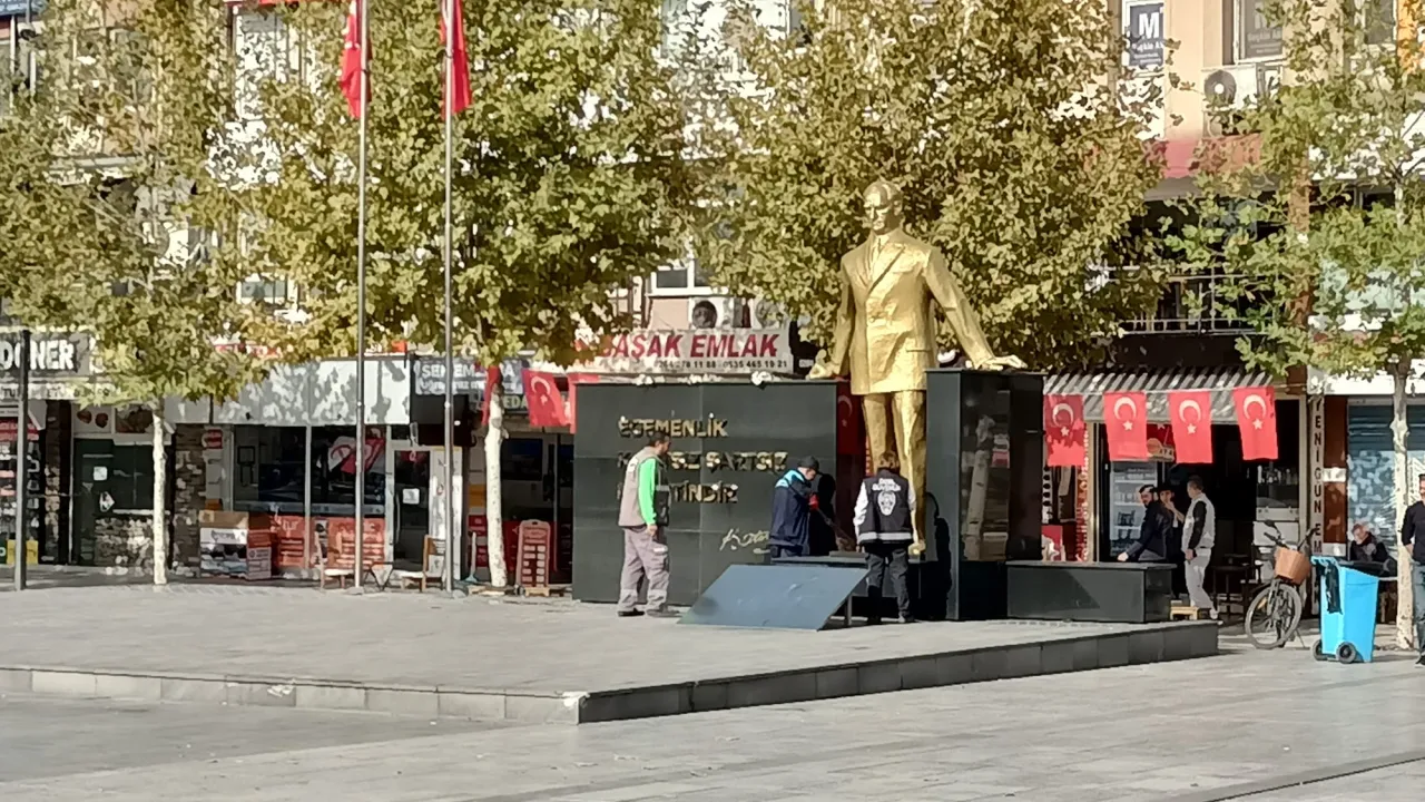 Demokrasi Meydanı'ndaki 'Atatürk Anıtı'na perdeli sistem